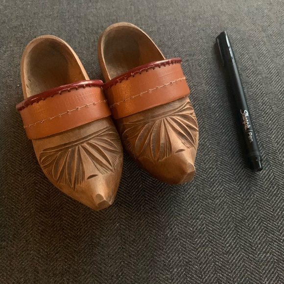 Vintage hand-carved miniature shoes with leather trim / charming decor - Picture 6 of 6